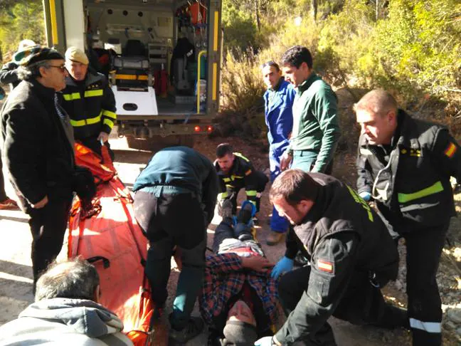 Un senderista de 61 años, vecino de Chelva, ha sido rescatado esta mañana en un paraje de Alpuente después de pasar dos noches a la intemperie, tras perderse por la montaña, en Higueruelas.