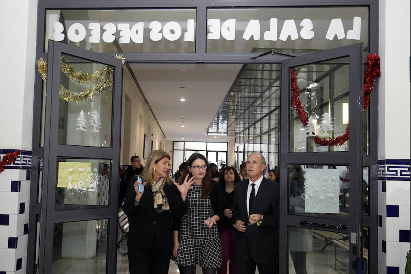 La consellera de Igualdad y Políticas Inclusivas, Mónica Oltra, visitó este jueves la sede central de Casa Caridad por primera vez desde que ocupa el departamento de asuntos sociales de la Generalitat, aunque sí acudió en 2015 al albergue y escuela infantil que la entidad inauguró en Benicalap.