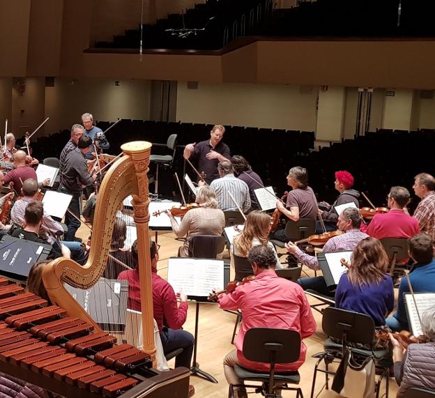 El maestro Tebar, ensaya con la Orquesta de Valencia. 