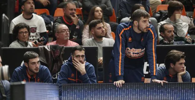 Vives, ayer en el banquillo de la Fonteta. 