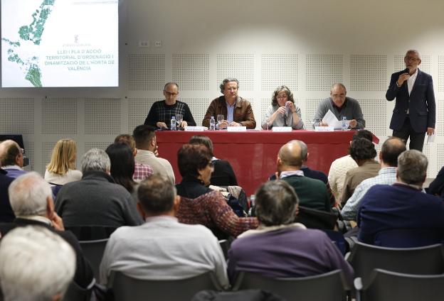 M. Chavarría, alcalde de Alboraya, dirige la palabra a los agricultores. En la mesa, V. Doménech, L. Ferrando, A. Brú y F. Gregori. 