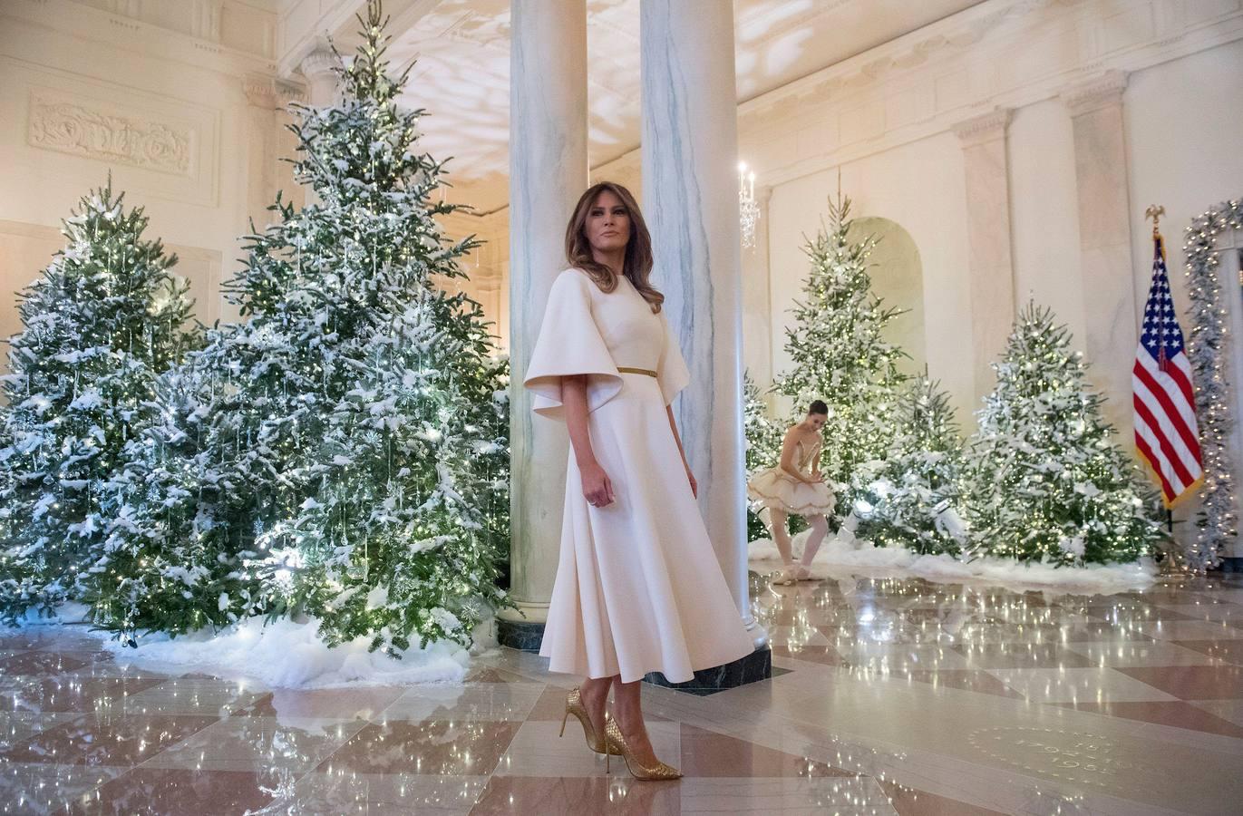 La primera dama de Estados Unidos, Melania Trump, ha instalado un pinar nevado en el interior de la Casa Blanca, en el que danzan bailarines de ballet.