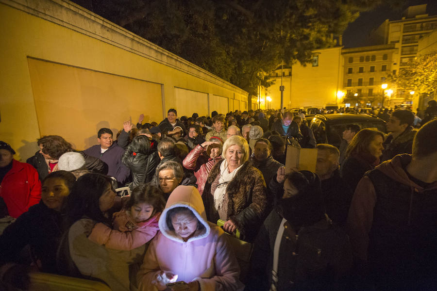 Cerca de 1.500 personas recibieron el sábado alimentos en la 'Nit Nadalenca', un reparto organizado por el Banco de Alimentos de Valencia y el Banco de Acción Solidaria dentro de su proyecto Solidarios de la noche.