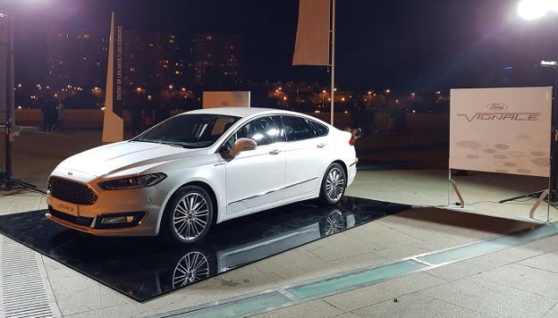 El Mondeo Vignale, en la entrada del Palau de les Arts.