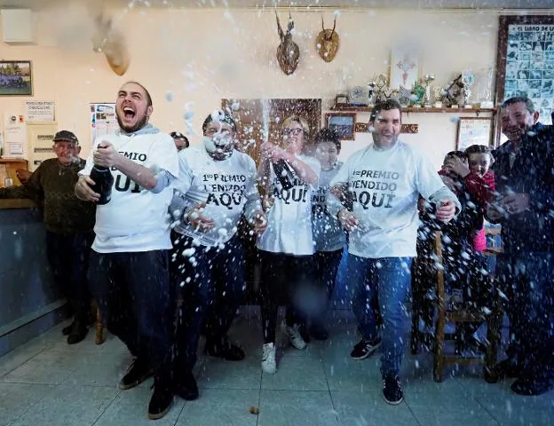 Clientes del bar Cascudo de Vilalba, que ha repartido 55 series del Gordo, celebran el premio por todo lo alto. 
