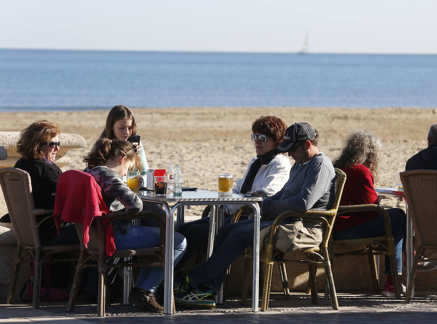 Fotos de bañistas en la playa de la Malvarrosa el día de Navidad