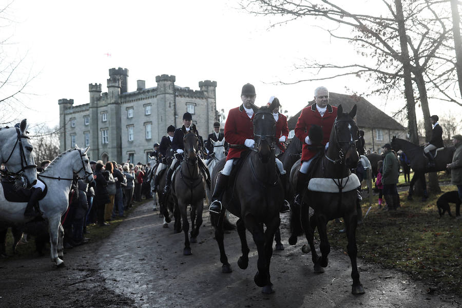 El 26 de diciembre es una fecha señalada y polémica en Reino Unido. Se celebra el 'Boxing Day'. Este día, cientos de cazadores se dan cita en todo el país para la jornada más agitada del calendario: la caza del zorro. 