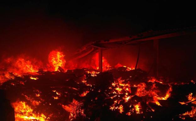 Un incendio quema una nave industrial en Algemesí