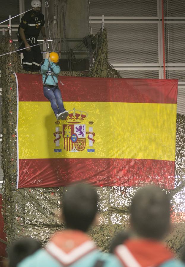 El stand del Ejército, la gran atracción de Expojove. Cientos de niños esperan largas colas para fotografiarse con la bandera de España y el equipamiento militar. Expojove se ha inaugurado este año bajo el lema Nyam! Buena parte de los distintos puestos de las concejalías recreaban huertos, una barraca tradicional o incluso una granja. Como suele ser habitual, las zonas más transitadas son las del Ejército, con representación de la Unidad Militar de Emergencias, el Regimiento de Caballería Lusitania 8 y el Regimiento Número 1 NBQ de Valencia, entre otros. Se han formado largas colas en un puesto que permite a los niños fotografiarse con la bandera de España y equipamiento militar. Al acto de inauguración no ha acudido el alcalde de Valencia, Joan Ribó. La comitiva está presidida por la fallera mayor de Valencia, Rocío Gil, y la fallera mayor infantil, Daniela Gómez, así como por el concejal de Cultura Festiva, Pere Fuset. Tampoco ha acudido ningún concejal de València en Comú y apenas una, Anaïs Menguzzato, del PSPV. La comitiva municipal ha sido recibida en la puerta por un grupo de personas que exigían la desmilitarización de la educación, en protesta por la presencia de las Fuerzas Armadas en la Feria. Ha habido dudas sobre si autorizar o no la presencia del Ejército en Expojove 2017, pero finalmente se autorizó con la condición de que no portaran armas. No están presentes en la feria la Policia Nacional ni la Guardia Civil, que solían recibir muchas visitas en años anteriores. 