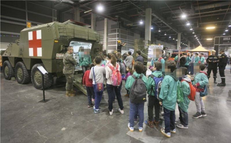 El stand del Ejército, la gran atracción de Expojove. Cientos de niños esperan largas colas para fotografiarse con la bandera de España y el equipamiento militar. Expojove se ha inaugurado este año bajo el lema Nyam! Buena parte de los distintos puestos de las concejalías recreaban huertos, una barraca tradicional o incluso una granja. Como suele ser habitual, las zonas más transitadas son las del Ejército, con representación de la Unidad Militar de Emergencias, el Regimiento de Caballería Lusitania 8 y el Regimiento Número 1 NBQ de Valencia, entre otros. Se han formado largas colas en un puesto que permite a los niños fotografiarse con la bandera de España y equipamiento militar. Al acto de inauguración no ha acudido el alcalde de Valencia, Joan Ribó. La comitiva está presidida por la fallera mayor de Valencia, Rocío Gil, y la fallera mayor infantil, Daniela Gómez, así como por el concejal de Cultura Festiva, Pere Fuset. Tampoco ha acudido ningún concejal de València en Comú y apenas una, Anaïs Menguzzato, del PSPV. La comitiva municipal ha sido recibida en la puerta por un grupo de personas que exigían la desmilitarización de la educación, en protesta por la presencia de las Fuerzas Armadas en la Feria. Ha habido dudas sobre si autorizar o no la presencia del Ejército en Expojove 2017, pero finalmente se autorizó con la condición de que no portaran armas. No están presentes en la feria la Policia Nacional ni la Guardia Civil, que solían recibir muchas visitas en años anteriores. 