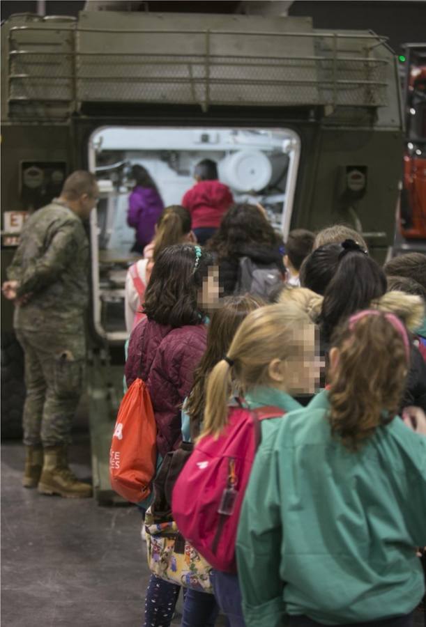 El stand del Ejército, la gran atracción de Expojove. Cientos de niños esperan largas colas para fotografiarse con la bandera de España y el equipamiento militar. Expojove se ha inaugurado este año bajo el lema Nyam! Buena parte de los distintos puestos de las concejalías recreaban huertos, una barraca tradicional o incluso una granja. Como suele ser habitual, las zonas más transitadas son las del Ejército, con representación de la Unidad Militar de Emergencias, el Regimiento de Caballería Lusitania 8 y el Regimiento Número 1 NBQ de Valencia, entre otros. Se han formado largas colas en un puesto que permite a los niños fotografiarse con la bandera de España y equipamiento militar. Al acto de inauguración no ha acudido el alcalde de Valencia, Joan Ribó. La comitiva está presidida por la fallera mayor de Valencia, Rocío Gil, y la fallera mayor infantil, Daniela Gómez, así como por el concejal de Cultura Festiva, Pere Fuset. Tampoco ha acudido ningún concejal de València en Comú y apenas una, Anaïs Menguzzato, del PSPV. La comitiva municipal ha sido recibida en la puerta por un grupo de personas que exigían la desmilitarización de la educación, en protesta por la presencia de las Fuerzas Armadas en la Feria. Ha habido dudas sobre si autorizar o no la presencia del Ejército en Expojove 2017, pero finalmente se autorizó con la condición de que no portaran armas. No están presentes en la feria la Policia Nacional ni la Guardia Civil, que solían recibir muchas visitas en años anteriores. 