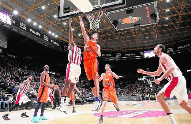 Pleiss lucha por el balón durante el partido ante el Olympiacos en la Fonteta. 