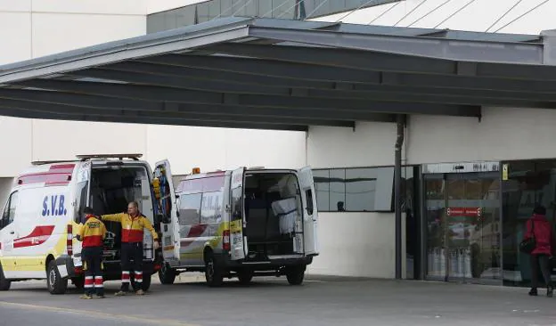 Ambulancias en Urgencias del hospital La Fe. 