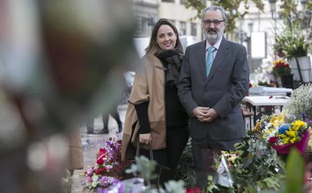 Clara y Rodolfo, junto a uno de los puestos de flores de la plaza del Ayuntamiento.