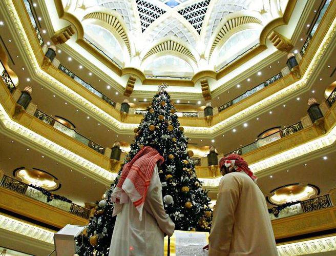 Árbol de Navidad: Está en Abu Dhabi y tiene más de 180 piezas de joyería con incrustaciones de diamantes, oro y zafiros que están valoradas en cerca de 10 millones de euros (11 millones de dólares).