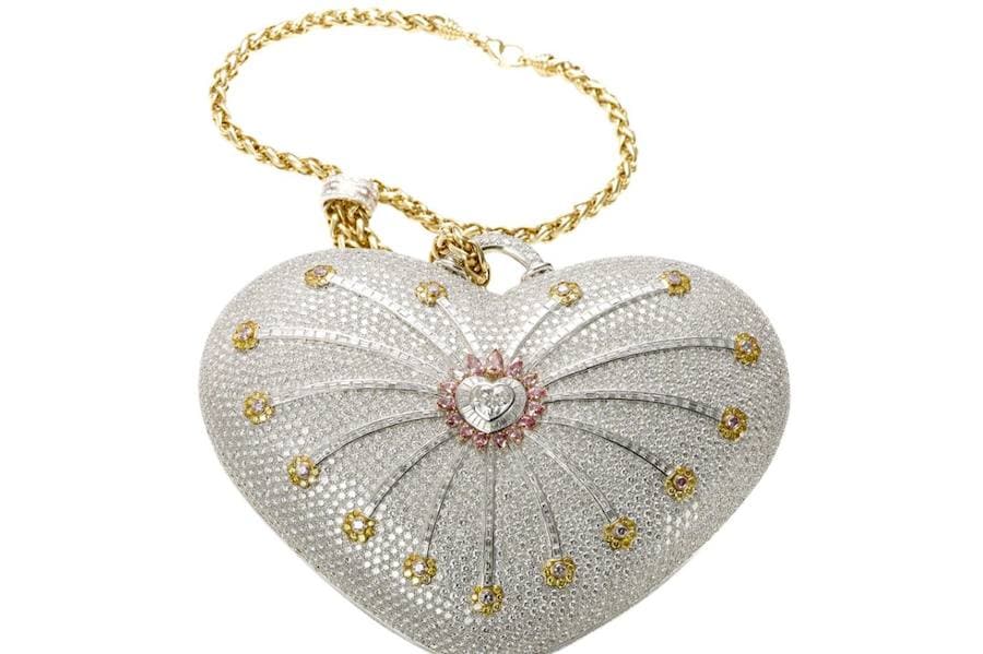 Bolso: Más que un bolso es una pieza de joyería. Y es que, The Mouawad 1001 Nights Diamond Purse cuenta con 4.517 diamantes (en diferentes colores) y pesa un total de 381.92 quilates. Cuesta 3 millones de euros.