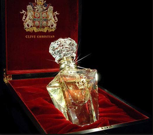 Perfume: El Nº 1 for Women Pure Perfume huele a 3.900 euros. La marca que lo fabrica es Clive Christian. Dicen que todo empezó cuando la reina Victoria de Inglaterra mandó fabricar el perfume más caro del mundo en 1872. Una sola gota de este delicado elixir concentra la esencia de 170 rosas y cerca de doscientos ingredientes.