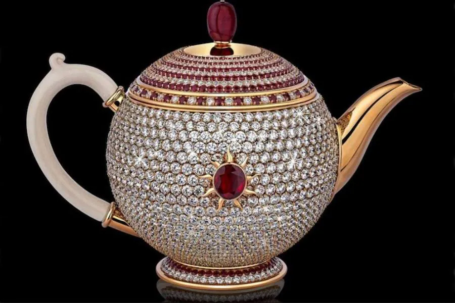 Tetera: El Egoísta, que así se llama esta pieza pues sólo cabe en ella una taza de té, está tasada en 3 millones de dólares y tiene incrustados 1.658 diamantes blancos, 386 rubíes y un gran rubí de 6,67 quilates.