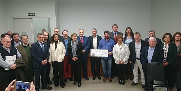 Los representantes de las organizaciones firmantes tras el acto que se celebró en la sede de la Conselleria de Economía Sostenible. 