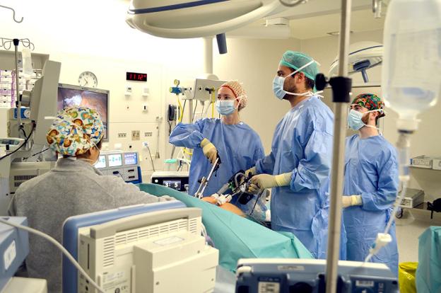 Los médicos del Hospital de Dénia practicando una intervención. 