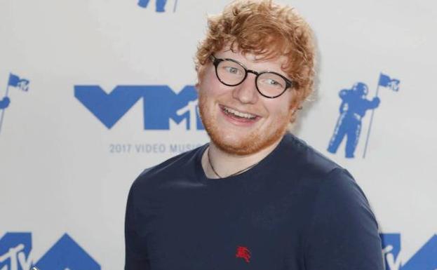 El cantante Ed Sheeran recibe la Orden del Imperio Británico. 