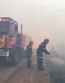 Imagen secundaria 2 - Un bombero herido y masías desalojadas por un incendio descontrolado en Culla