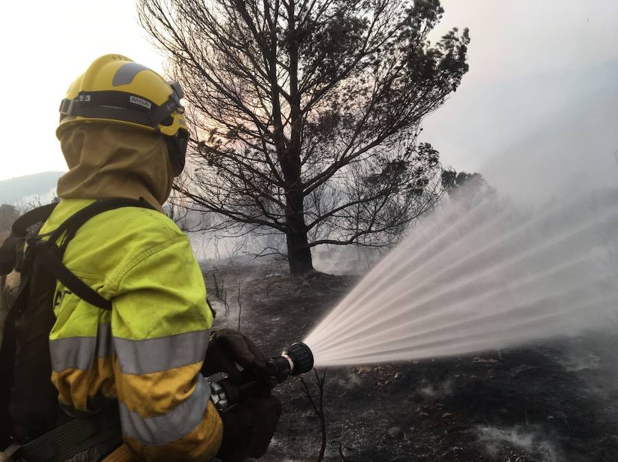 Rachas de viento de 70 km/h, un bomberos herido y masías desalojadas tras el fuego declarado en el término municipal de Culla.