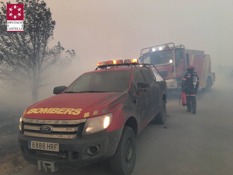 Rachas de viento de 70 km/h, un bomberos herido y masías desalojadas tras el fuego declarado en el término municipal de Culla.