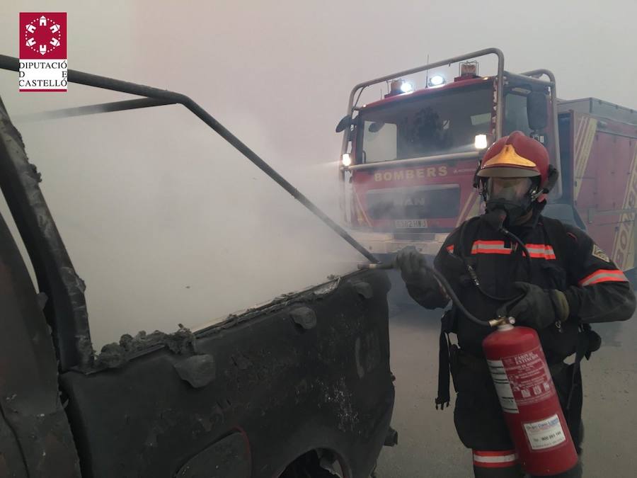 Rachas de viento de 70 km/h, un bomberos herido y masías desalojadas tras el fuego declarado en el término municipal de Culla.