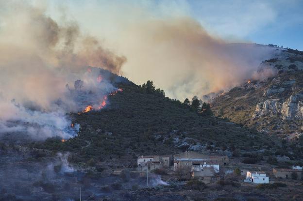 Las llamas del incendio forestal de Culla amenazan varias masías. 