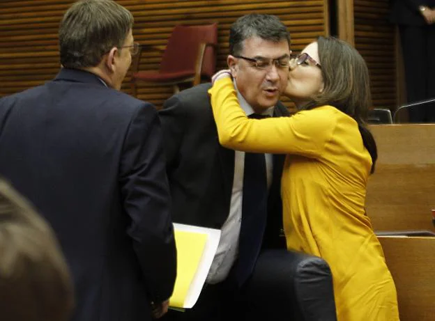 Enric Morera recibe un beso de Mónica Oltra al inicio de la legislatura, en 2015. 