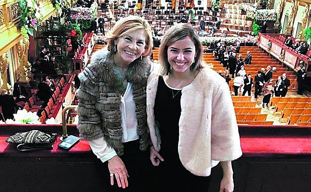 La periodista Paula Pons y su madre, Amparo Martínez, en los prolegómenos del concierto. 
