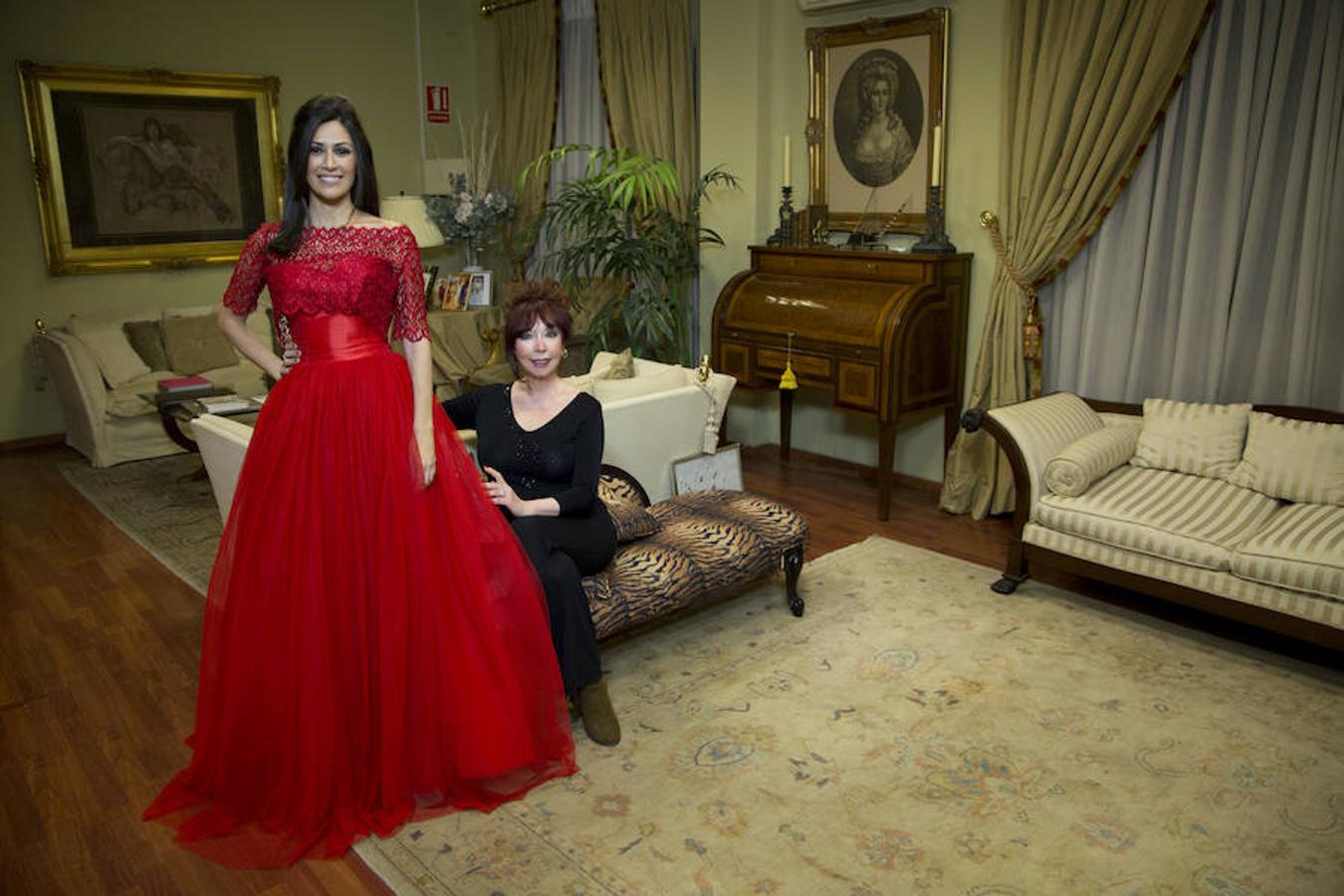 AMPARO CHORDÁ elige el rojo para vestir a la periodista LAURA GRANDE: “Es un traje de noche de falda al bies en varias capas de tul y bustier con superposición de malla, todo en seda, la perfecta simbiosis entre la mujer que lleva el traje, mi querida Laura, y la celebración del año nuevo.