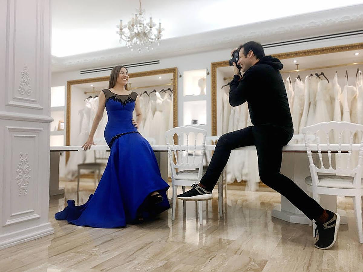 El vestido de MIQUEL SUAY es para una mujer femenina, inteligente y que pisa fuerte, por eso ha elegido a BLANCA GADEA FITERA. “Es amiga y tanto ella como su familia siempre participan en nuestros desfiles y eventos.” Blanca lleva un vestido de fiesta romántico, largo de mikado azul eléctrico, estilo sirena, con escote corazón en tul de seda, redondeado decorado con aplicaciones de guipur. El escote es generoso en la espalda, aportando una sensual transparencia en la parte trasera y terminando con una cola media voluminosa. En definitiva un diseño cargado de feminidad, para una mujer inteligente y que pisa fuerte. Un vestido único y especial para empezar el año por todo lo alto.”