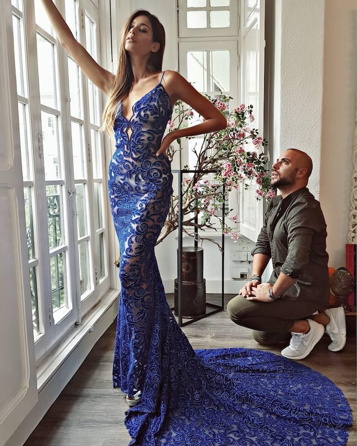 ALEJANDRO RESTA tiene claro que el vestido para esa noche debe transmitir un punto elegante y sexy, reflejando la magia de esa noche. “Mi propuesta es un vestido de corte sirena con espalda al aire y escote lencero en tul bordado azul Klein, perfecto para mi amiga MERCEDES RIVEIRA”