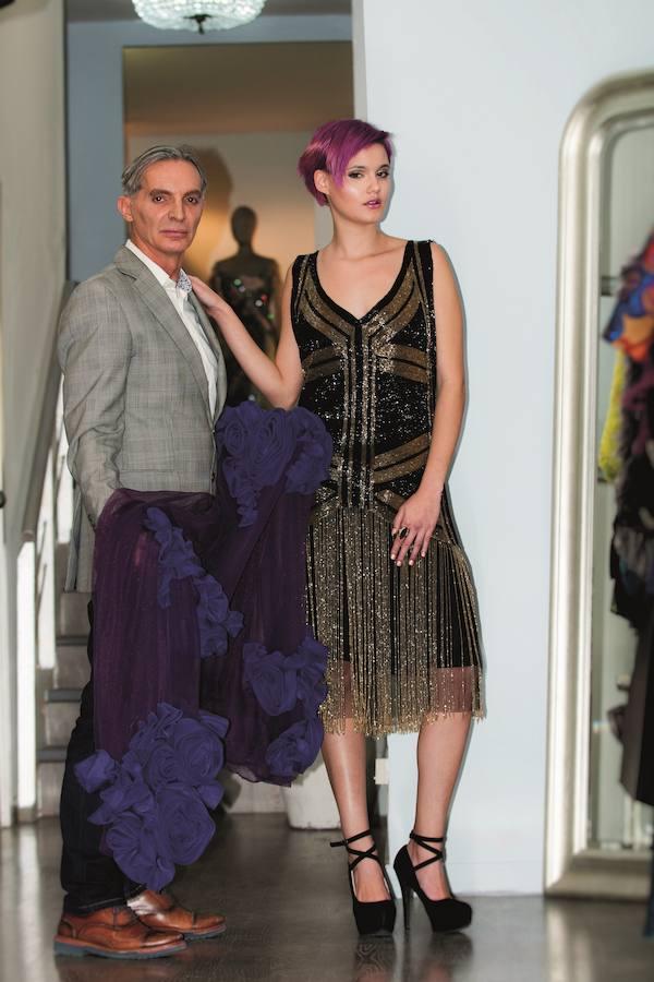 JAVIER VILLAJOS (Javier y Javier) también elige el dorado, esta vez mezclado con negro, para su musa MARGARITA MUÑOZ. "Conocí a Margarita hace unos años en un desfile y desde entonces no ha dejado de vestirla tanto para certámenes como para ocasiones especiales. "Mi propuesta para fin de año es un vestido bordado en cristal en color oro y negro, perfecto para empezar el año deslumbrante. Como detalle rojo, lleva un anillo de rubíes y brillantes y de complemento un echarpe bordado en flores tridimensionales.