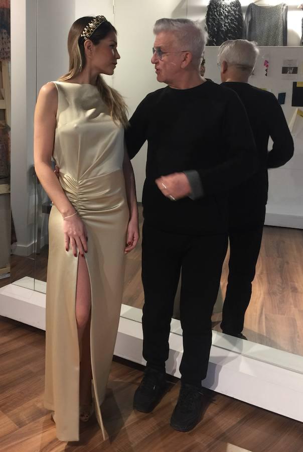 VALENTÍN HERRÁIZ opta por el champagne. “ROCÍO SIRERA, mi amiga y musa, está perfecta con un vestido de satén de seda natural con un generoso escote en la espalda al bies, cuerpo ablusado y drapeado y un corte sensual delantero. Como complementos, una diadema y zapatos dorados.”