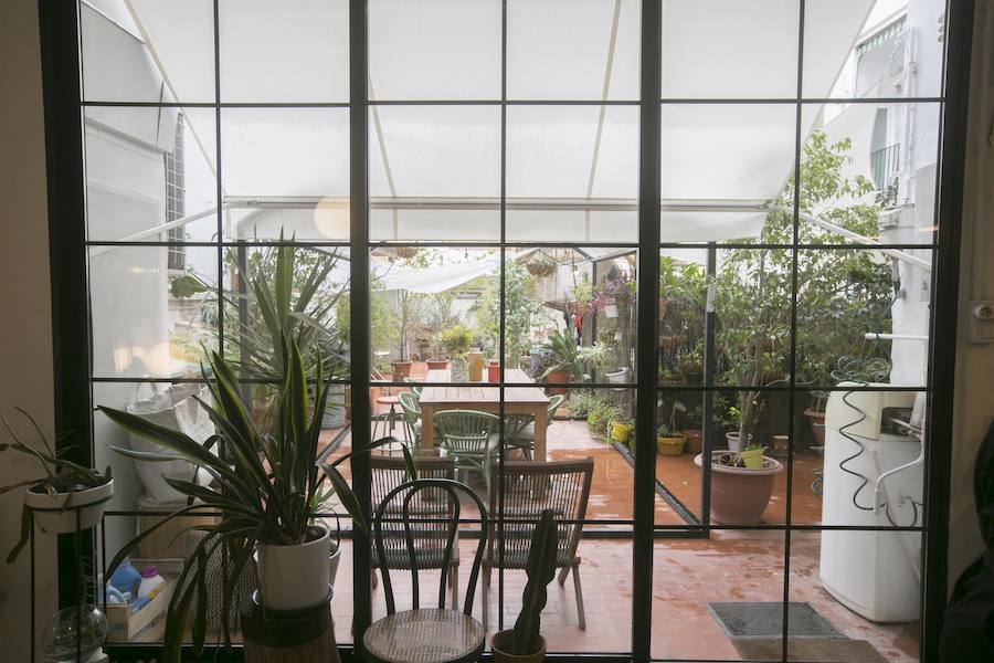 Y se hizo la luz. Era oscura, apenas dotada de una pequeña ventana en el salón, pero la gran terraza exterior tenía un potencial por explotar. Hoy la iluminación es una de las claves de esta vivienda cuyos muebles hablan de historia.