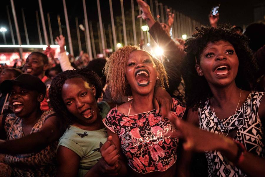 Cada país celebra a su manera la llegada del año nuevo. Mientras que en España, las doce campanadas de la Puerta del Sol y las míticas uvas marcan el cambio de año, la mayoría de países del resto del mundo lanzan fuegos artificiales para dar la bienvenida al año que entra. Taiwán, China, Japón, Nueva Zelanda, Corea del Norte... Todos ellos han hecho la tradicional cuenta atrás hasta las 12 en punto, hora a la que han lanzado la pirotecnia.