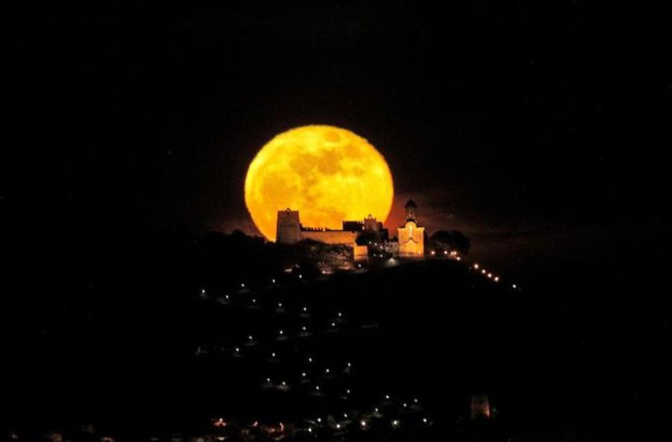 La primera luna llena de 2018 sale tras el castillo de la localidad valenciana de Cullera. La luna se encuentra en el punto de mayor acercamiento a la Tierra: el perigeo. 