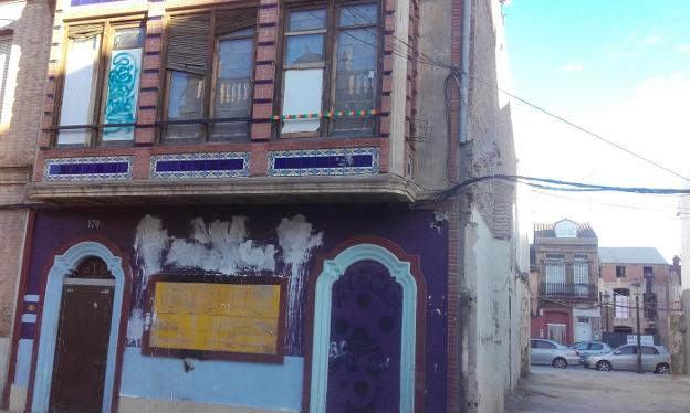 Casa tabicada en la calle Padre Luis Navarro 170, tras sufrir un incendio. 