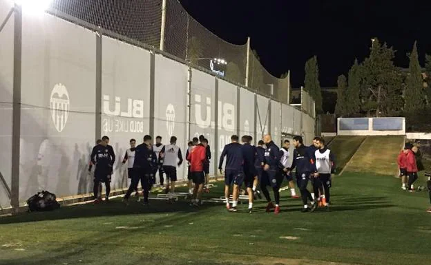 Los jugadores del Valencia durante el entrenamiento de esta tarde en Paterna.
