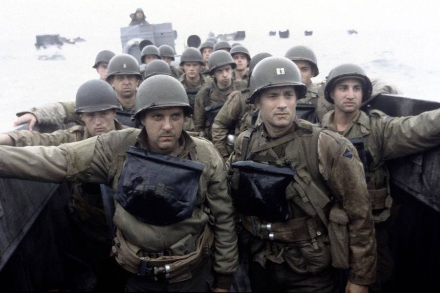 SALVAR AL SOLDADO RYAN | Steven Spielberg dirige a Tom Hanks en una película ambientada en la Segunda Guerra Mundial. Se centra en el Desembarco de Normandía y en la historia de un grupo de soldados americanos a los que se les encomienda la misión de poner a salvo al soldado James Ryan.