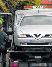 Imagen secundaria 2 - 1. Guardias civiles custodian la vivienda del asesino confeso en Rianxo, enfocada por las cámaras y focos de televisión. A la derecha, una grúa se lleva a dependencias policiales el coche en el que José Enrique Abuín trasladó a Diana Quer tras raptarla y en cuyo maletero trató de introducir a su nueva víctima, que pudo escapar.