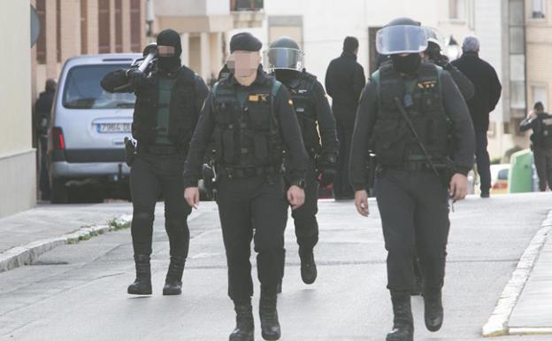 Operativo de la Guardia Civil en la calle donde se han producido los hechos. 