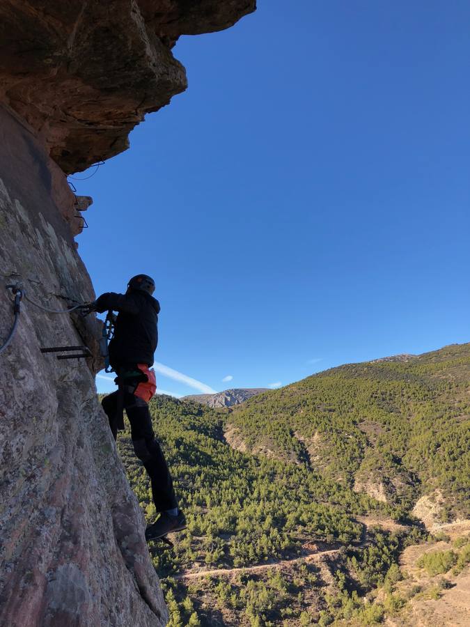 Las vias ferratas (itinerarios horizontales y verticales) de diferente dificultad gozan cada vez de mayores seguidores. Montania Guides organizó a finales de diciembre una actividad en la via ferrata de Andilla. Pronto habrá otras en la Comunitat.