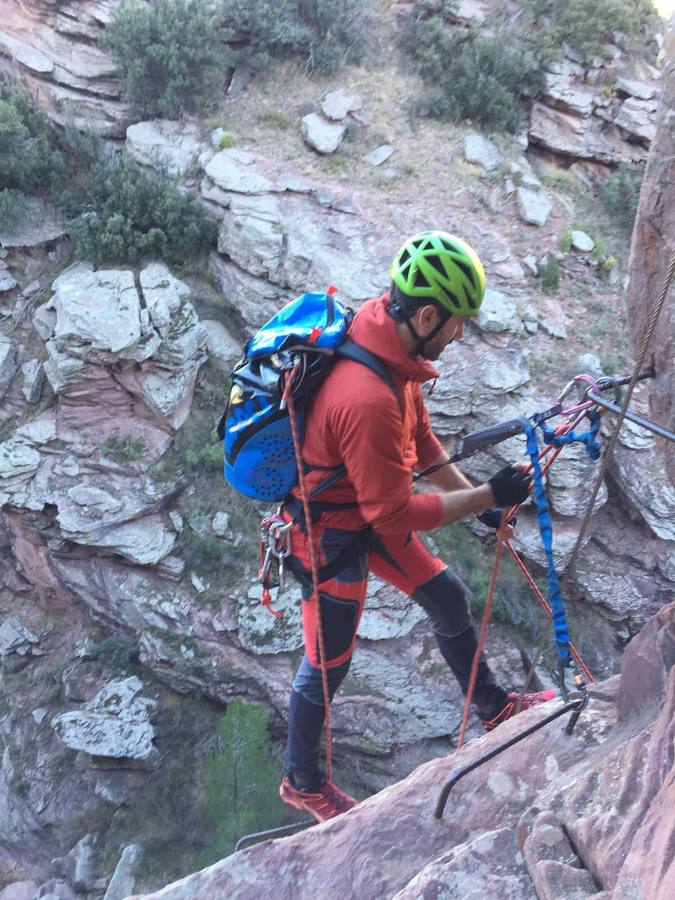 Las vias ferratas (itinerarios horizontales y verticales) de diferente dificultad gozan cada vez de mayores seguidores. Montania Guides organizó a finales de diciembre una actividad en la via ferrata de Andilla. Pronto habrá otras en la Comunitat.