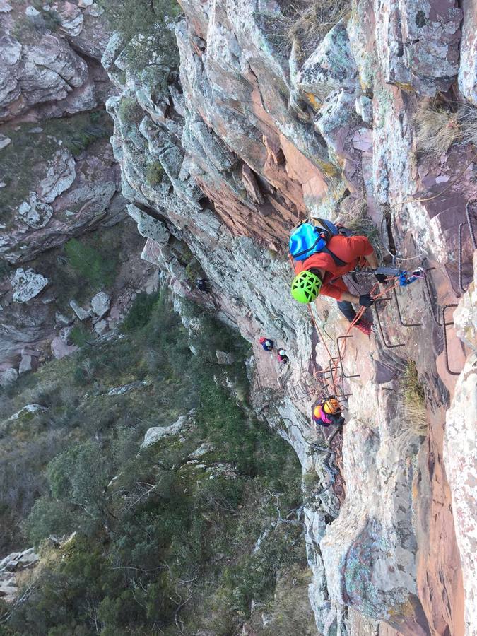 Las vias ferratas (itinerarios horizontales y verticales) de diferente dificultad gozan cada vez de mayores seguidores. Montania Guides organizó a finales de diciembre una actividad en la via ferrata de Andilla. Pronto habrá otras en la Comunitat.