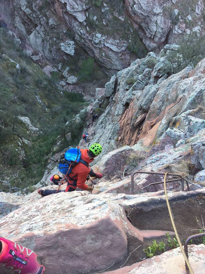 Las vias ferratas (itinerarios horizontales y verticales) de diferente dificultad gozan cada vez de mayores seguidores. Montania Guides organizó a finales de diciembre una actividad en la via ferrata de Andilla. Pronto habrá otras en la Comunitat.