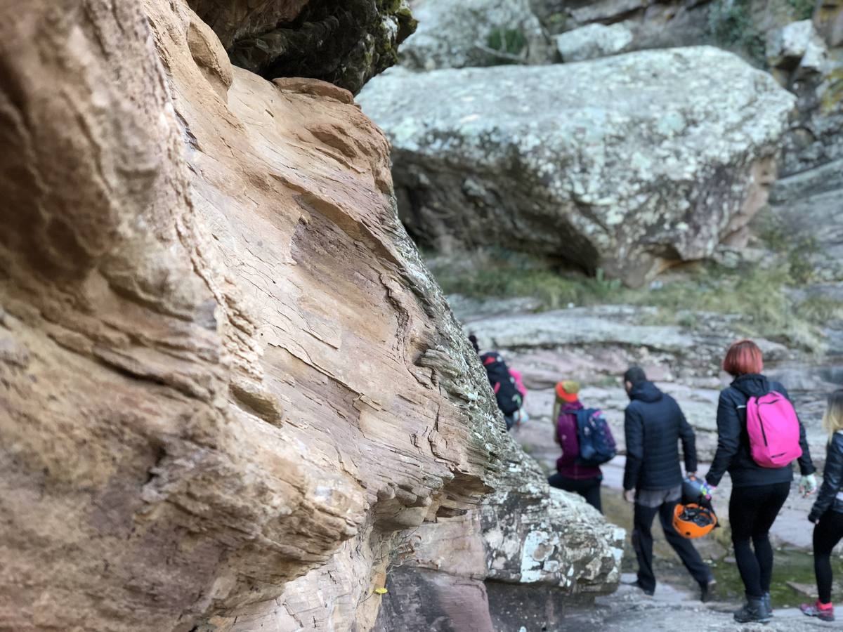 Las vias ferratas (itinerarios horizontales y verticales) de diferente dificultad gozan cada vez de mayores seguidores. Montania Guides organizó a finales de diciembre una actividad en la via ferrata de Andilla. Pronto habrá otras en la Comunitat.